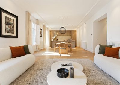 vista salon con muebles blancos
