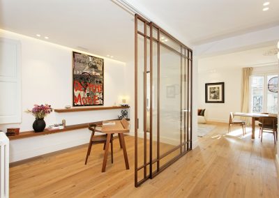 vista estudio con muebles blancos