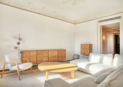 vista salon con muebles blancos