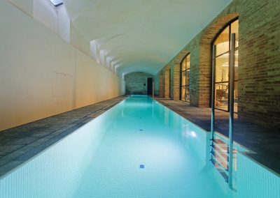 vista de la piscina interior de la casa