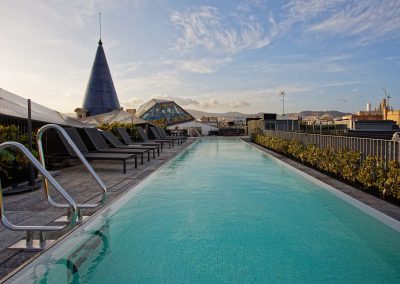 vista de la piscina exterior de la casa