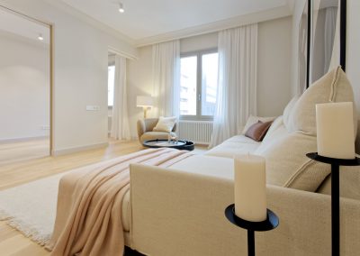 vista dormitorio con muebles blancos