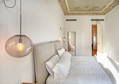 vista dormitorio con muebles blancos