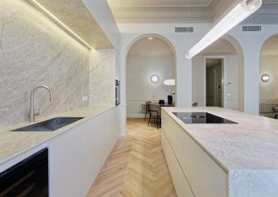 vista cocina con muebles blancos